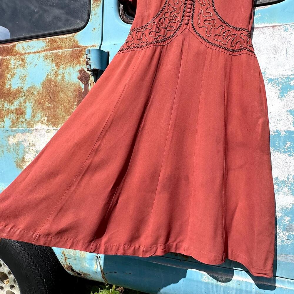 1930s terracotta red rayon crepe day dress w/ contrast squiggle soutache - Picture 6 of 8